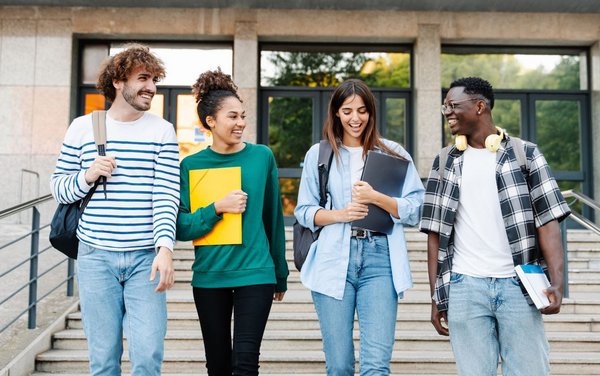 Gruppe junger Menschen besucht Sprachschule für Deutsch